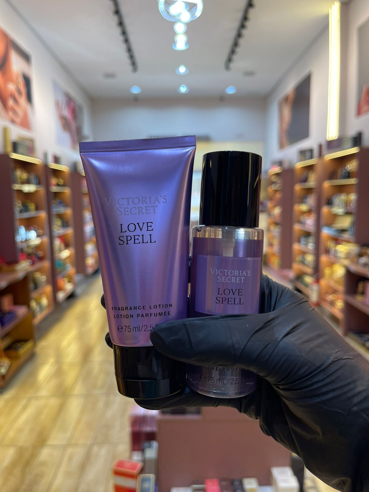 KIT LOVE SPELL - VICTORIA´S SECRET - BODY SPLASH E CREME CORPORAL - 75ML X 2